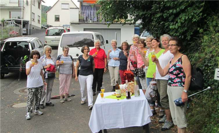Gestärkt durch ein Glas Sekt machten sich die Frauen der kfd Leubsdorf auf den Weg Richtung Bad Hönningen. privat