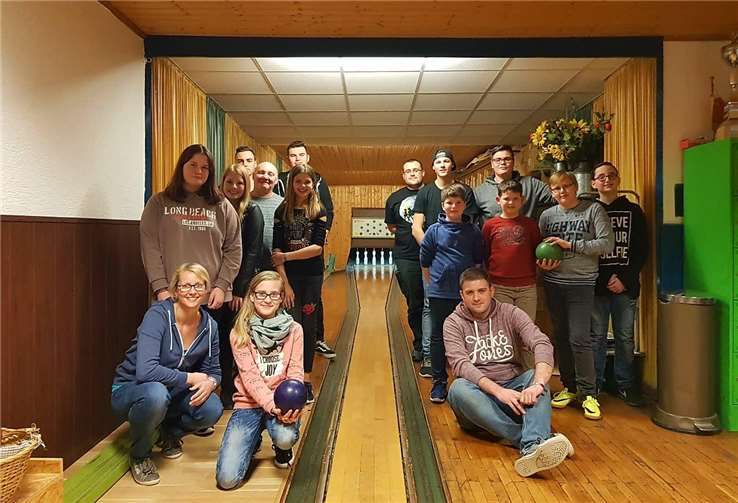 Gestärkt mit Currywurst und Pommes konnten die Kugeln Rollen.privat