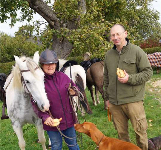 Gestärkt mit Würstchen, Kaffee und anderen Getränkenwarteten Mensch und Tier auf die Segnung an der Schwanenkirche.