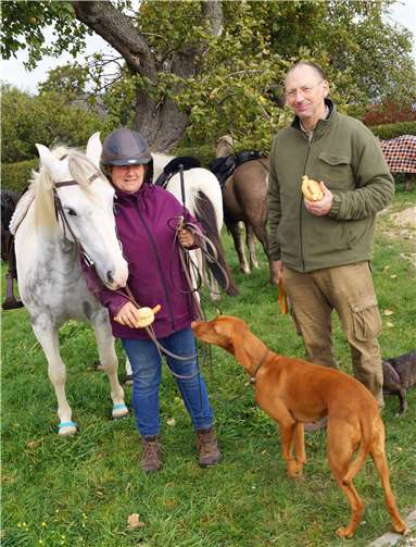 Gestärkt mit Würstchen, Kaffee und anderen Getränkenwarteten Mensch und Tier auf die Segnung an der Schwanenkirche.
