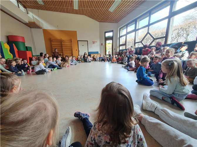 Gestärkt und gespannt versammelten sich alle Kinder in der Turnhalle und lauschten Elke Plotzitzka, der stellvertretenden Leitung, die eine Osterhasengeschichte vorlas. Foto: privat