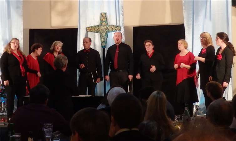 Gestaltet wurde der Arbeit musikalisch vom Jazz! Chor Neuwied. Die Sängerinnen und Sänger erhielten vom Publikum zu recht großen Beifall.Fotos: privat