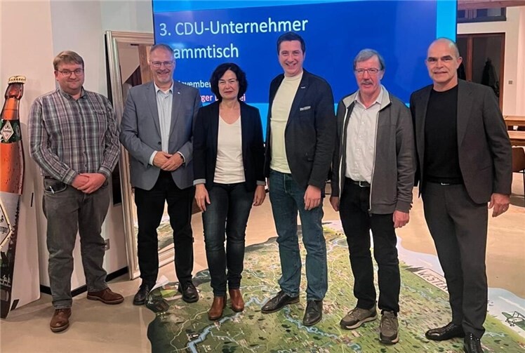 Gestalteten das Unternehmergespräch neben Harald Orthey (2.v.l.) mit (v.l.n.r.): Jonathan Noll, Pia Hüsch-Schäfer, Janick Pape, Karl-Heinz Boll und Volker Kunz. Foto: CDU Hachenburg