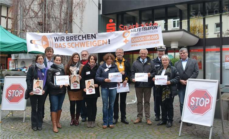 Gestalteten die Straßenaktion in Linz: Bianca Theisen, Astrid Thol, Doris Eyl-Müller, Eckhart Heck, Mitglieder der Frauenbegegnungsstätte UTAMARA, Mitglieder des Opferhilfevereins „Weißer Ring“, Achim Hallerbach, Michael Mahlert und Hans Günter Fischer. privat