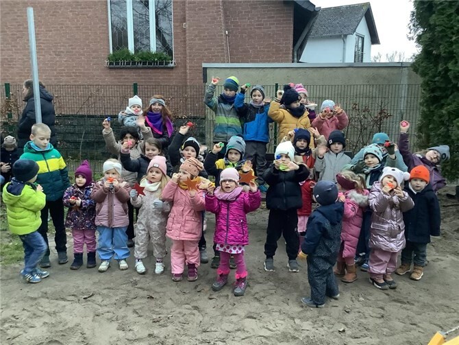 Gestartet wurde an der Kita, wo sich kleine und große Teilnehmer versammelten und gespannt Bibos Spuren folgten. Foto: privat