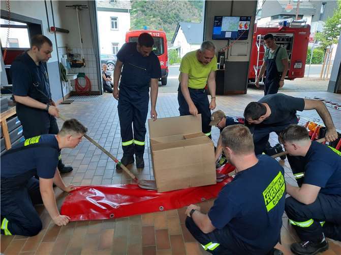 Gestartet wurde mit Knobelaufgaben, die es anhand der auf dem Löschfahrzeug vorhandenen Mittel zu lösen galt. Hier waren sowohl Improvisationstalent als auch teamorientiertes Handeln gefragt. Quellen: Freiwillige Feuerwehr Dieblich