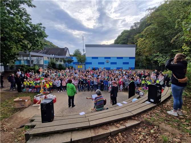 Gestartet wurde mit einem Gottesdienst auf dem Schulhof.  Foto: privat