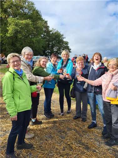 Gestartet wurde mit einem kleinen Frühschoppen, bei dem sich die Gruppe den Ahrwein schmecken ließ. Foto: privat