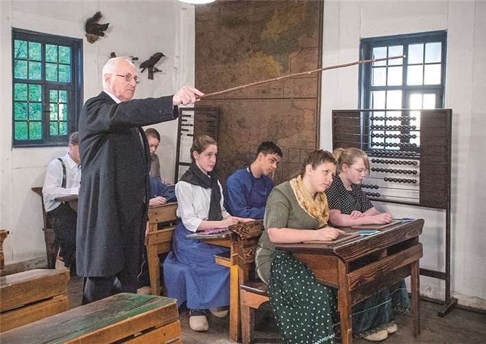 Gestellte Szene zum Schulunterricht im 1763 errichteten Gebäude. Freilichtmuseum Kommern
