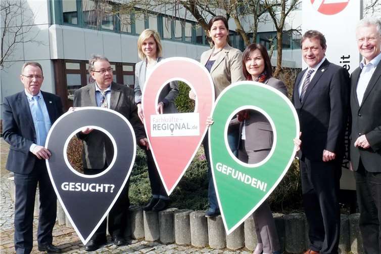 Gesucht? Gefunden! Die Initiatoren und Landräte geben den Startschuss für das optimierte Fachkräfte-Portal (v.l.): Wilfried Noll (WFG Westerwald), Wolf-Dieter Matern (WFG Rhein-Lahn), Vanessa Auer (WFG Rhein-Lahn), Katharina Schlag (WFG Westerwald), Madeleine Seidel (Vorsitzende der Geschäftsführung, Agentur für Arbeit Montabaur), Landrat Achim Schwickert (Westerwaldkreis) und Landrat Frank Puchtler (Rhein-Lahn-Kreis). Rhein-Lahn-Kreis