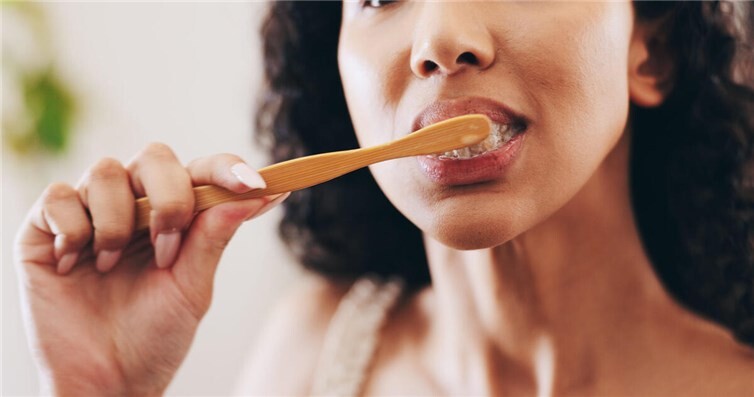Gesund beginnt im Mund: Mit der richtigen Reinigung und bewusster Ernährung bleiben Zähne und Zahnfleisch stark und widerstandsfähig.