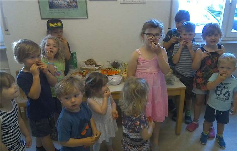 Gesund und lecker: Begeistert griffen die Kinder zu frischemObst und Gemüse und weiteren angebotenen Lebensmitteln. Foto: privat