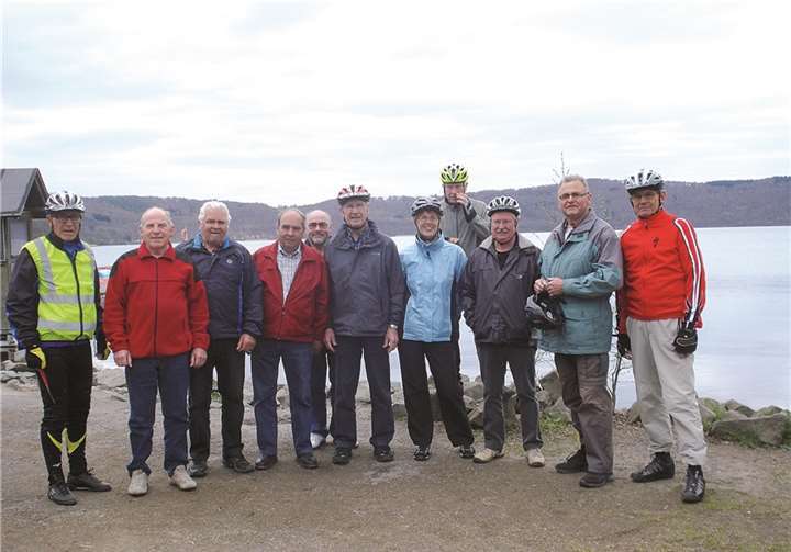 Gesund und munter am Laacher See angekommen v.l. Willi Watzling, F.J.Hans, Klaus Burchartz, Walter Weber, Karl Sturm, Ulla Bauer, Rolf Rosenberg, Günter Buschbaum, Mathias Rosenbaum, Volkmar Pies und Hermann Lellmann.Privat