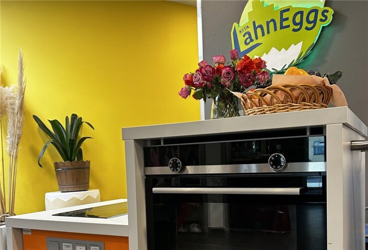 Gesunde Ernährung auf Augenhöhe: Mit der mobilen Küche bringt die Kita LahnEggs den Kochspaß direkt in die Gruppenräume. So lernen die Kinder spielerisch, wie aus frischen Zutaten leckere Mahlzeiten entstehen. 