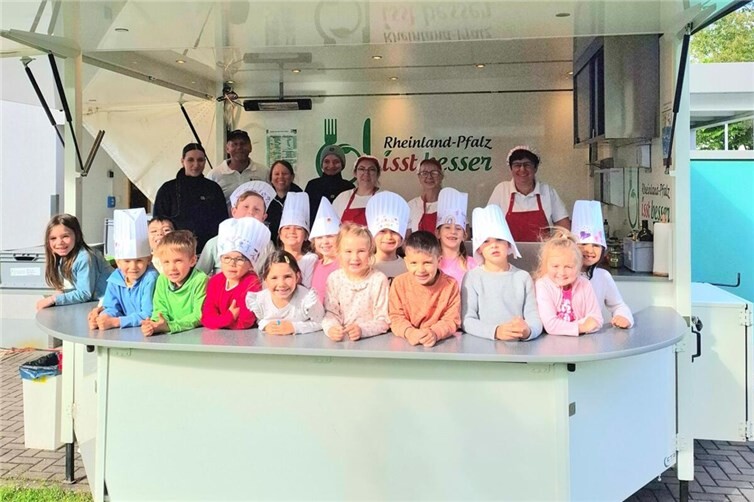 Gesunde Küche auf Rädern: Kochbus begeistert Kinder in Rheinbrohl.  Foto: Melanie Hilbich