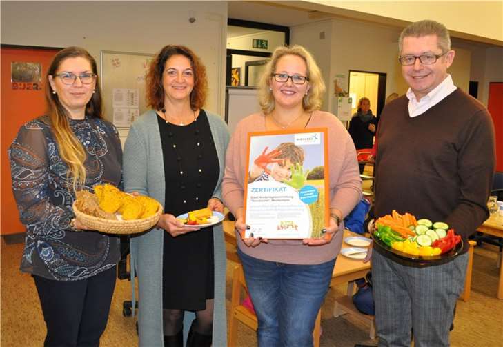 Gesunde und rezertifizierte Kita Steinbüchel, von links: Anna Sitner, Yasmin Groß, Simone Kerz und Hans Dieter Wirtz. Foto: Stadt Meckenheim