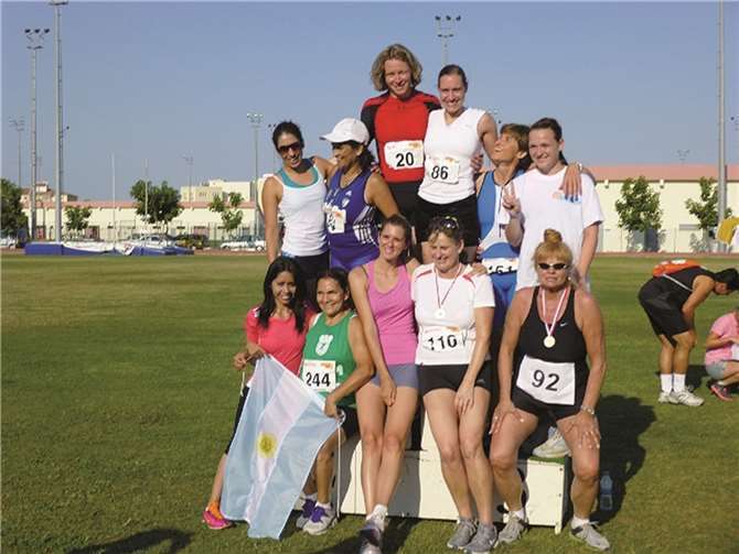 Gesundheits- und Krankenpflegerin Gisela Schmidt freut sich über ihre vielen Erfolge bei den Sportweltspielen. Privat