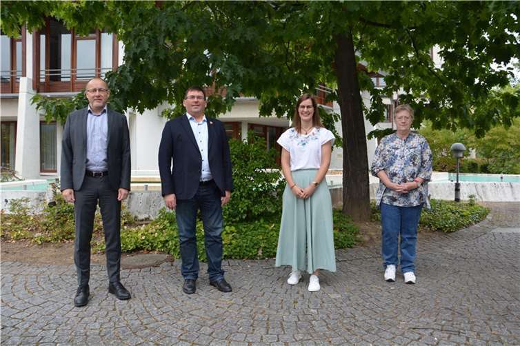 „Gesundheitsförderung gemeinsam weiterentwickeln“: v.li. Micha Coeleveld (Prozessberater- GKV Bündnis für Gesundheit), Landrat Jörg Denninghoff, Johanna Breithaupt (Kreisgesundheitsmanagerin), Petra Hoppe (stellv. Leiterin des Gesundheitsamtes). Quelle: Rhein-Lahn-Kreis