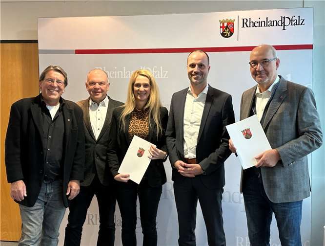 Gesundheitsminister Clemens Hoch (2.v.r.) übergab der Förderbescheid an den Vorstand der KV RLP, Dr. Peter Heinz (r.), Dr. Andreas Bartels (l.) und Peter Andreas Staub (2.v.l.) sowie die Leiterin der Abteilung Sicherstellung der KV RLP, Dr. Nadja Moreno. Foto: Kassenärztliche Vereinigung Rheinland-Pfalz