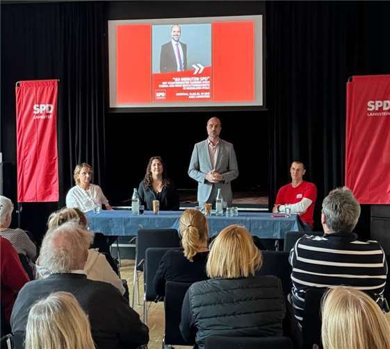Gesundheitsminister Clemens Hoch informierte im Lahnsteiner Jugend- und Kulturzentrum über das neue Bestattungsgesetz. Foto: SPD Lahnstein/Markus Graf