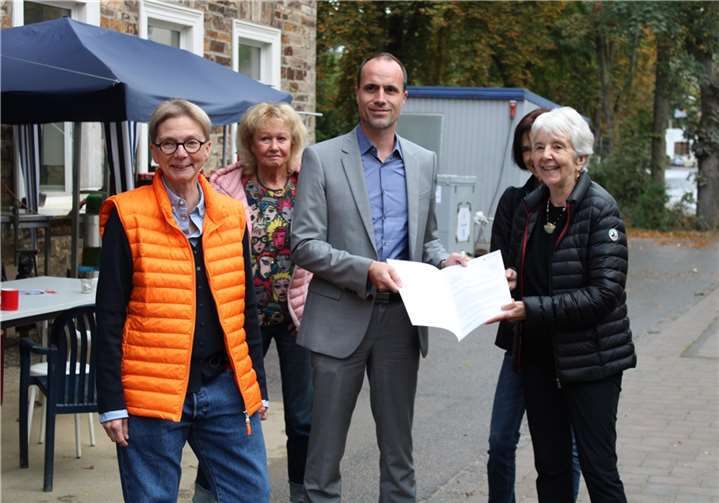 Gesundheitsminister Clemens Hoch übergab den ersten Bescheid zur Förderung aus dem Wiederaufbaufonds.Foto: DU