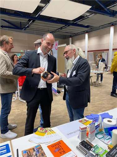 Gesundheitsminister Clemens Hoch und Seniorensicherheitsberater Dietmar Barth im Gespräch (im Hintergrund VG-Bürgermeister Maximilian Mumm).  Foto: privat