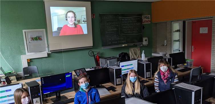GetIT-Projektpatin Durst mit Kaya Krol, Nils Nolden, Lara Raupach und Schulleiterin Marion Schnitzler (v.l.) Foto: Ahrtalschule Realschule plus