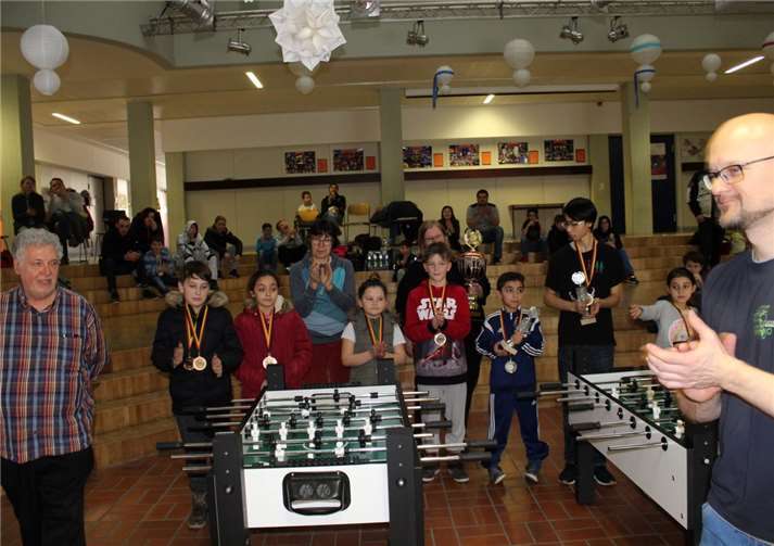 Geteilte Freude ist doppelte Freude: Mit gleicher Punktzahl landeten die Grundschulen Hasenfänger Andernach und Plaidt auf Platz eins. Es wurde vereinbart, dass Freundschaftsspiele ausgetragen werden, sodass der Wanderpokal an beiden Schulen bewundert werden kann.  privat