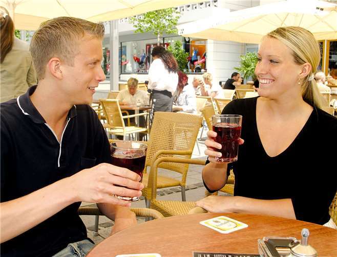 Getränke erfrischen: Mit Fruchtsäften und Eistees lässt es sich auch bei sommerlichen Temperaturen gut aushalten.Foto: AOK-Mediendienst