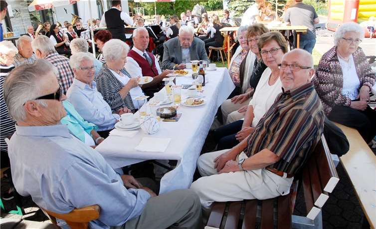 Getränke vom Bierbrunnen oder Kaffee und Kuchen: Die Wahl fiel bei den Kirmesgästen unterschiedlich aus. Fotos: KER