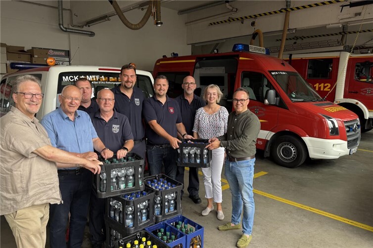Getränkespende an die Feuerwehr. Im Bild von links CDU-Vorsitzender Rainer Friedrich, Karlheinz Spilles, Christian Kemp, Thomas Rähse, Wehrleiter Fabian Althoff, Niklas Marks, Frank Hardt, Ariane Stech und Joachim Kühlwetter.