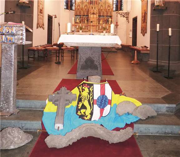 Getrau dem Motto „Wir sind steinreich“ waren vor dem Altar außer der Mendiger Stadtfahne verschiedene Steine drapiert worden.
