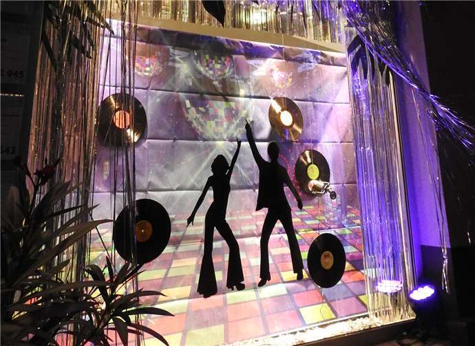 Getreu dem Motto „Saturday Night Fever“ war das beschwingte Lebensgefühl der 70er Jahre Teenager-Generation in den Einkaufsstraßen überall zu spüren.