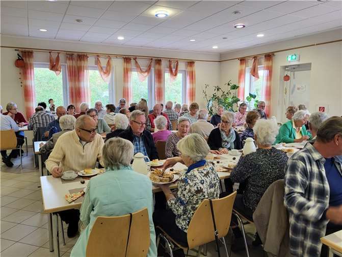 Getreu dem Vereinszweck der IWK erwartete die Anwesenden ein buntes Programm, das die Nähe zur Karnevalszeit deutlich machte.  Quelle: IWK