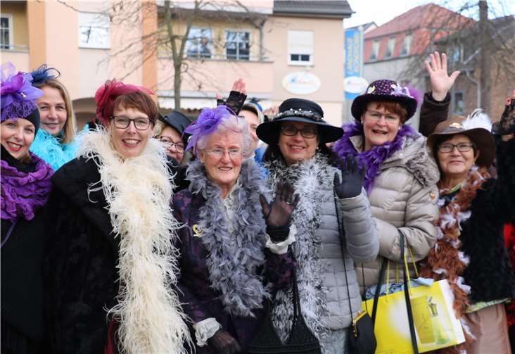 Getrud Herter (Mitte) ist seit nunmehr 50 Jahren als Sinziger Stadtmaure Möhne bei der Sessionseröffnung am Start. Auf dem Dorfplatz trotzen die jecken Frauen der kalten Witterung.
