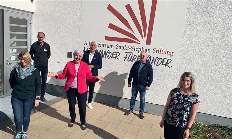 Getrud Hüttges (Bildmitte) verlässt das Altenzentrum und ihre Kollegen – (von links) Anna Jost, Thomas Weber, Wolfram Haymann, Georg Breit und Diana Petrek – sagen Danke. Foto: Eduard Bretthauer