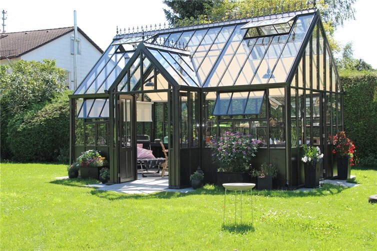 Gewächshäuser im viktorianischen Stil sind geräumige, aber dennoch filigrane Schmuckstücke für jeden Garten. 