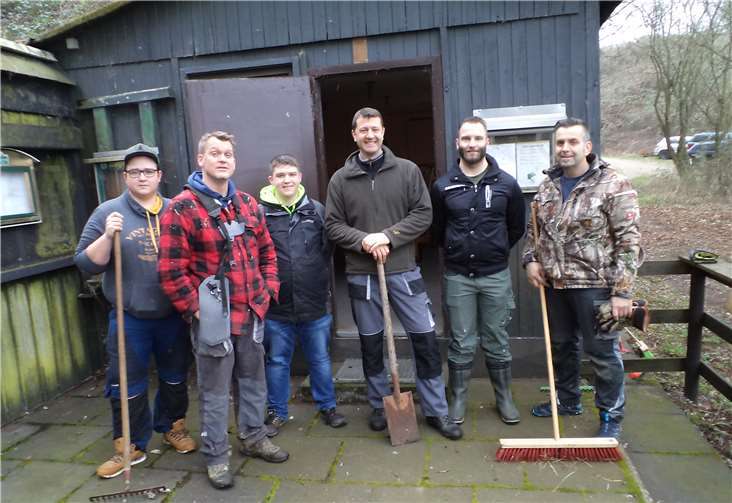 Gewässerwart Breitbach (3. v. r.) mit einigen der fleißigen Helfer.Foto: privat