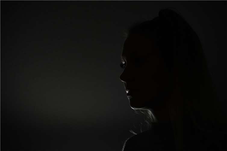 Gewalt gegen Frauen. Foto: Mohssen Assanimoghaddam/WEISSER RING