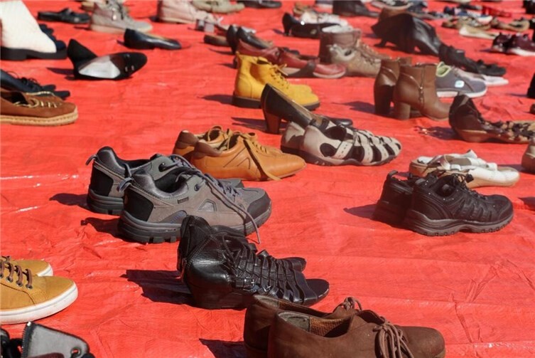 Gewalt gegen Frauen geht uns alle an! 191  Paar Schuhe für 191 ermordete Frauen!