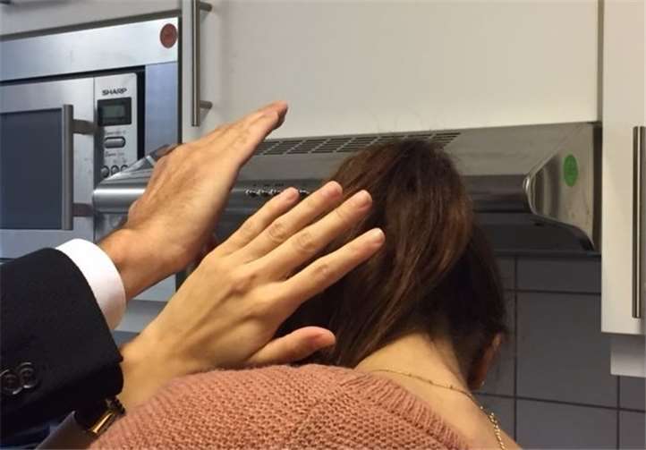 Gewalt zu Hause: Kein Tabu, Opfer sollten sich Hilfe suchen. Meyer, Dagmar