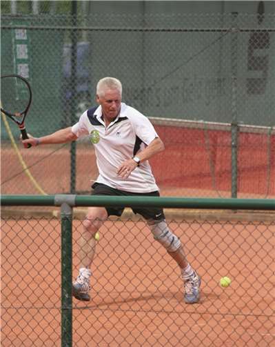 Gewaltig strecken musste sich Turnierleiter Horst Kelling in der ersten Runde beim knappen 2:1-Sieg.