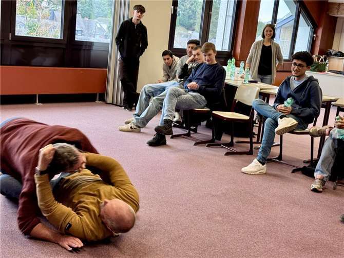 Schülerinnen und Schüler lernen Achtsamkeit und Selbstbehauptung Gewaltpräventionstraining an der BBS Mayen mit Klaus Ulrich Feldmeier.