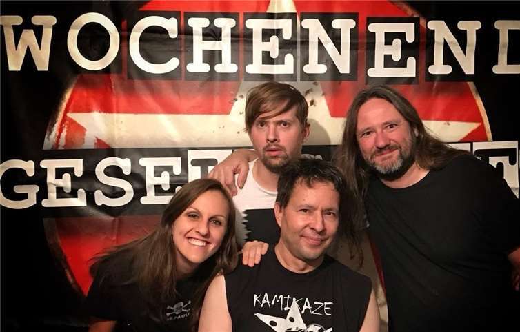 Gewappnet mit Klavier, Cajon und Westerngitarre zieht die Truppe seit 2017 los, um einen Beitrag für das perfekte Wochenende zu liefern.Foto: privat