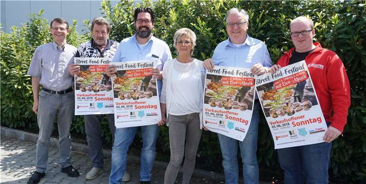 Gewerbeverein und Veranstalter stellten das Programm vor (v. l.): Gerhard Brand, „Streetfoodevent“-Veranstalter Manfred Beaumart, Oliver Wolf, Ruth Gelbe, Alfred Eich und Stefan Küster.  EICH