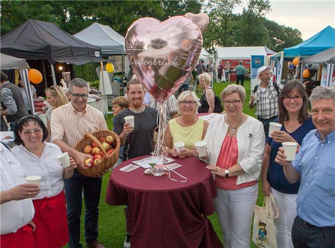 Gewerbevereins-Vorsitzender Stefan Lütke (rechts) und Bürgermeisterin Petra Kalkbrenner (Dritte von rechts) stießen mit Mitglieder des Gewerbevereins und dem Ersten Beigeordneten Hans-Dieter Wirtz (Dritter von links) auf ein gelungenes Schlossfest an.