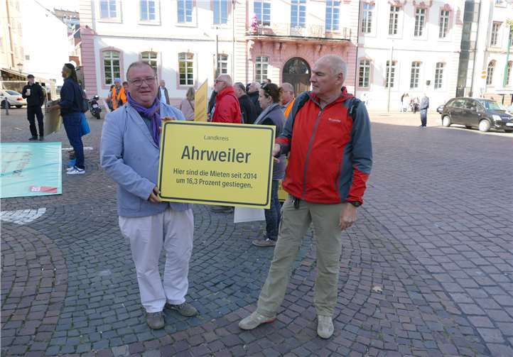 Gewerkschafter/innen aus ganz Rheinland-Pfalz bei einer Aktion zum Thema Wohne in Mainz. Links: Elmar Ihlenfeld, für die GEW im DGB Kreisverband Ahrweiler, rechts: Alfred Hansen, für ver.di im DGB-Kreisverband, mit der Funktion des stellvertretenden Vorsitzenden. Foto: privat