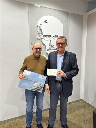 Gewinner Stefan Gillschnitter erhält seinen Gewinn des Lions Adventskalender von Rolf Jächel, Filialleiter der VR Bank RheinAhrEifel eG. in Engers.  Foto: Florian Kütt