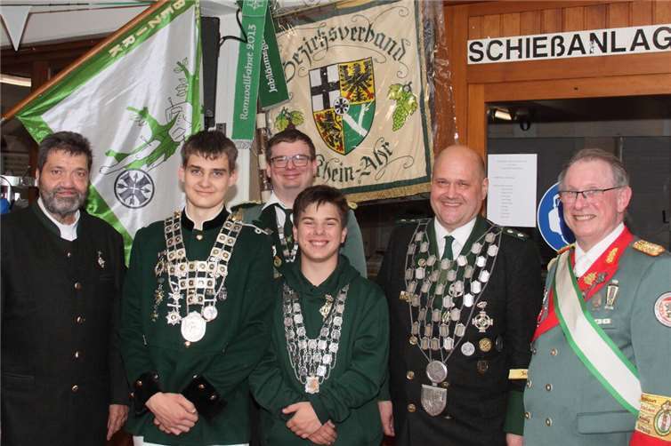 Gewinner des Bezirkskönigsschießen 2024 (v.l.n.r.): Frank Werner, Kevin Buchholz, Björn Hering, Gabriel Dräger, Martin Schnitker, Sigi Belz.  Foto: privat