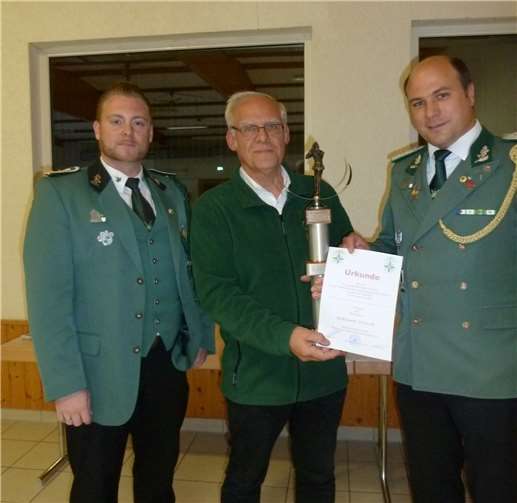 Gewinner des Wanderpokals und Erstplatzierter in den GK-Disziplinen Ulrich Eckhard zwischen Brudermeister Christoph Nolden und Stv. Maik Wienpahl.